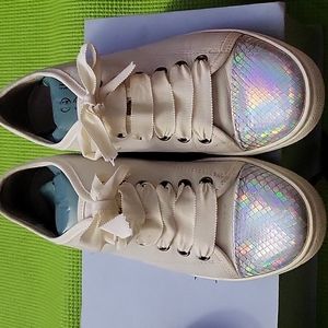 Lavin tennis shoes